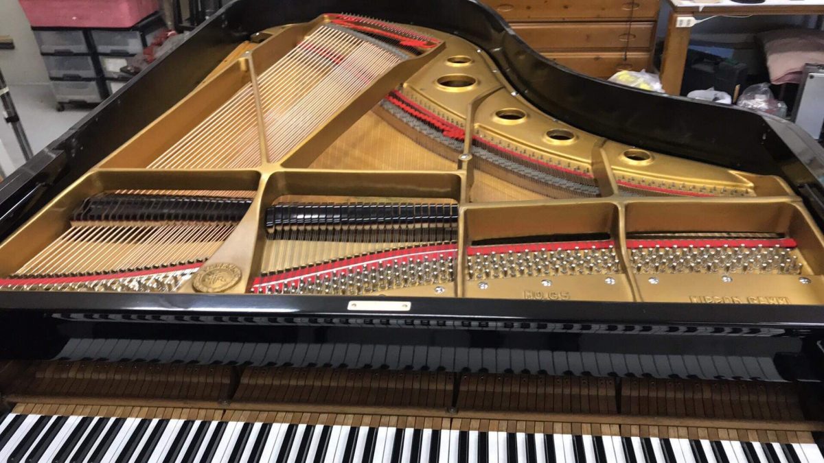 Y社グランドピアノの響板再塗装、弦交換、チューニングピン交換